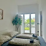 Modern Stylish Apartment With Garden & Free Parking