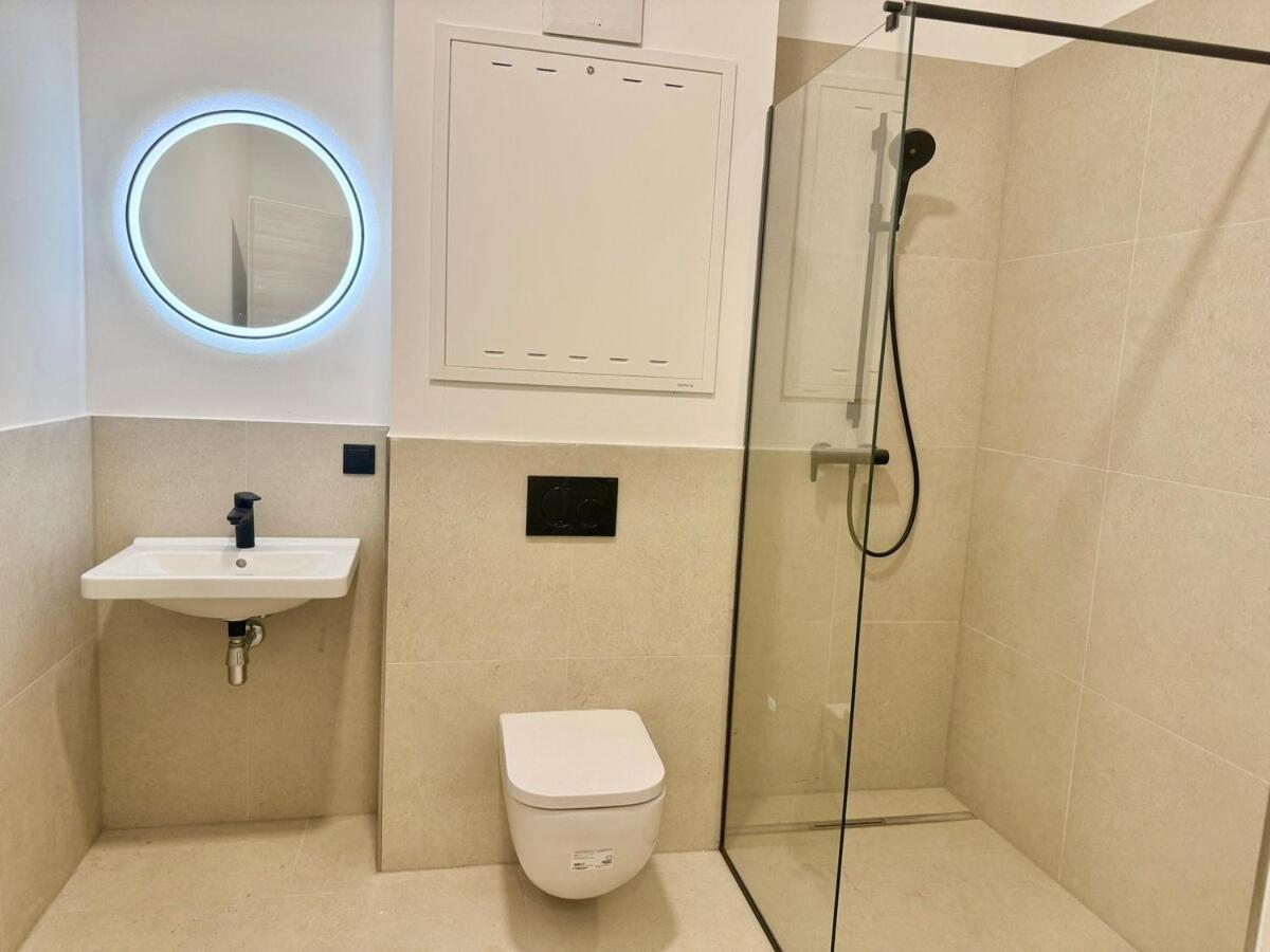 Modern Stylish With Garden & Free Parking Apartment